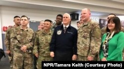 Wakil Presiden Amerika Serikat Mike Pence, didampingi istrinya, Karen, bertemu dengan tentara Amerika Serikat di bandara Shannon, Irlandia, Sabtu (20/1), saat mengisi bahan bakar untuk pesawat dinasnya, Air Force Two, dalam perjalanan lawatan empat harinya ke Timur Tengah.