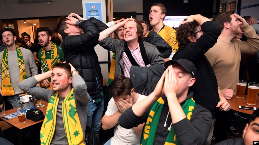 Reaksi penggemar tim sepak bola Australia di sebuah pub di Melbourne, 27 Juni 2018, saat nobar laga Australia dan Peru dalam pertandingan penyisihan Grup C. Australia gagal lolos ke putaran 16 besar.