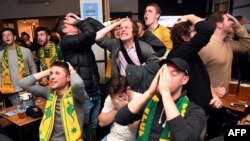 Reaksi penggemar tim sepak bola Australia di sebuah pub di Melbourne, 27 Juni 2018, saat nobar laga Australia dan Peru dalam pertandingan penyisihan Grup C. Australia gagal lolos ke putaran 16 besar.