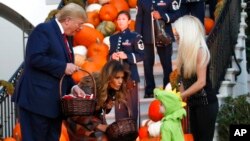 Tổng thống Donald Trump và đệ nhất phu nhân Melania Trump cho trẻ em kẹo tại buổi Halloween được tổ chức ở Tòa Bạch Óc ngày 28/10/2019.