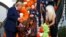 Tổng thống Donald Trump và Đệ nhất Phu nhân Melania Trump phát kẹo cho trẻ em tại Tòa Bạch Ốc nhân dịp Halloween, ngày 28/10/2019. 