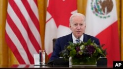 Le président Joe Biden rencontre le président mexicain Andrés Manuel López Obrador et le Premier ministre canadien Justin Trudeau dans la salle est de la Maison Blanche à Washington, le jeudi 18 novembre 2021. (AP Photo/Susan Walsh)