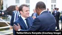 Le président français Emmanuel Macron et son homologue kényan se salue à Nairobi, Kenya, le 13 mars 2019. (Twitter/Uhuru Kenyatta)