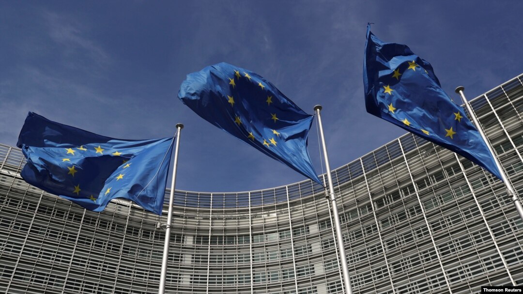 Arhiva - Zastave Evropske unije ispred sedišta Evropske komisije u Briselu, Belgija.