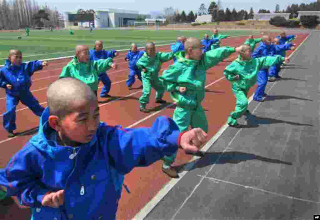 지난 18일 평양 만경대혁명학원 운동장에서 태권도를 익히는 학생들.