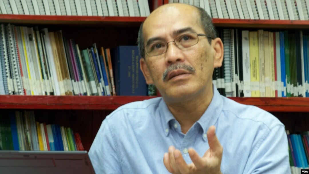 Pengamat ekonomi Universitas Indonesia, Faisal Basri mengatakan di Jakarta, Selasa (12/8) bahwa upaya pemerintah membatasi penggunaan BBM bersubsidi akan gagal (foto: VOA/Iris Gera).