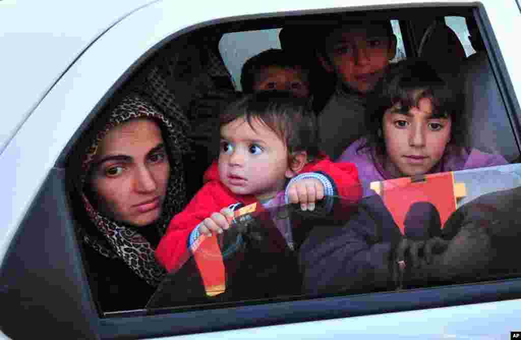 A family look through a car window as they leave the Ercis province of Van, in eastern Turkey, after an earthquake, October 24, 2011. (AFP)