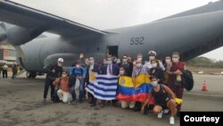 Ciudadanos uruguayos junto a venezolanos residentes en Uruguay son trasladados de regreso a Montevideo desde Caracas el 20 de abril de 2020.