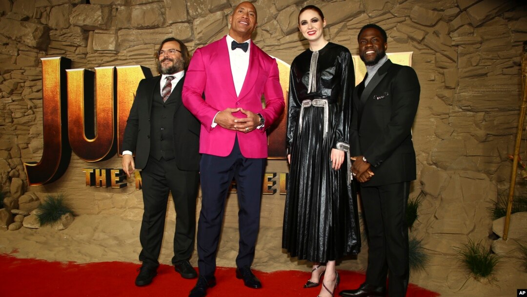 Dari kiri: aktor Jack Black, Dwayne Johnson, Karen Gillan, dan Kevin Hart berpose sebelum acara penayangan perdana film "Jumanji The Next Level" di London, 5 Desember 2019. (Foto: Joel C. Ryan/ Invision/AP)