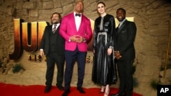 Dari kiri: aktor Jack Black, Dwayne Johnson, Karen Gillan, dan Kevin Hart berpose sebelum acara penayangan perdana film "Jumanji The Next Level" di London, 5 Desember 2019. (Foto: Joel C. Ryan/ Invision/AP)