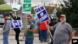 Para pekerja General Motors di kota Parma, Ohio ketika melakukan aksi pemogokan minggu lalu (foto: dok). 