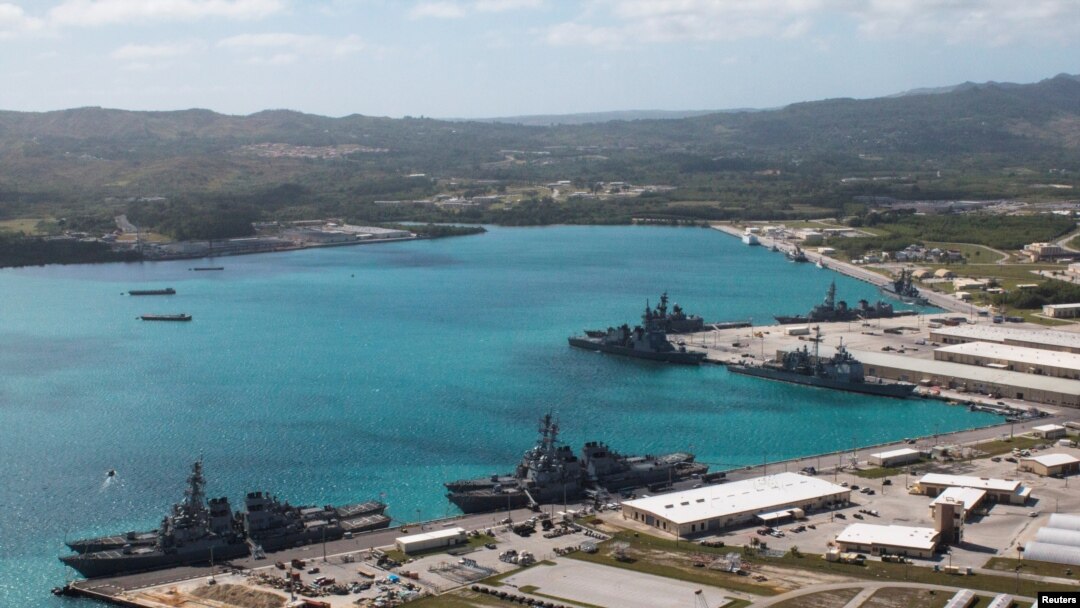 Kapal-kapal Angkatan Laut bersandar di pelabuhan Pangkalan Angkatan Laut Amerika di Guam. (Foto:dok) 
