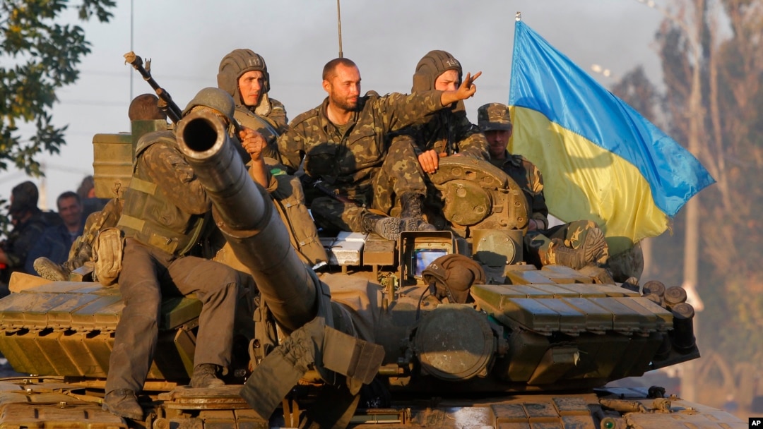 Tentara Ukraina di kendaraan berlapis baja di kota pelabuhan Mariupol, Ukraina, 5 September 2014. 