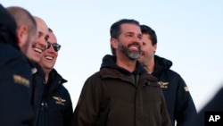 Donald Trump Jr., en el centro, llega a Nuuk, Groenlandia, el martes 7 de enero de 2025. 