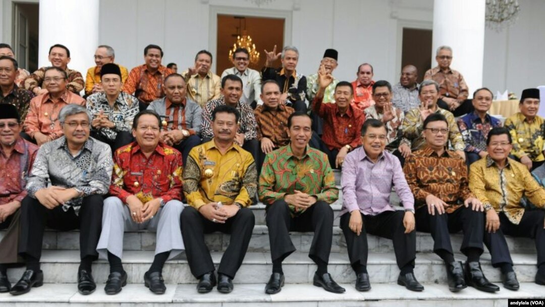 Presiden Jokowi dan Wapres Jusuf Kalla berfoto bersama seluruh gubernur di Istana Bogor, 24 November 2014 (Foto: VOA/Andylala)