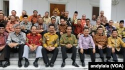 Presiden Jokowi dan Wapres Jusuf Kalla berfoto bersama seluruh gubernur di Istana Bogor, 24 November 2014 (Foto: VOA/Andylala)