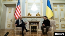 Президент США Джо Байден зустрічається із президентом України Володимиром Зеленським під час візиту у Київ. 20 лютого 2023 року. Фото: Evan Vucci/Pool via REUTERS 