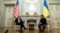 Президент США Джо Байден зустрічається із президентом України Володимиром Зеленським під час візиту у Київ. 20 лютого 2023 року. Фото: Evan Vucci/Pool via REUTERS 