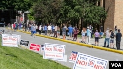 Votantes esperan en fila para votar en las primarias demócratas en la escuela secundaria Broad Ripple, en Indianápolis, Indiana, el martes, 2 de junio de 2020.