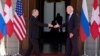 El presidente Joe Biden y su contraparte rusa, Vladimir Putin, se saludan antes de iniciar su reunión en la Volla La Grange, en Ginebra, el 16 de junio del 2021.