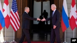 El presidente Joe Biden y su contraparte rusa, Vladimir Putin, se saludan antes de iniciar su reunión en la Volla La Grange, en Ginebra, el 16 de junio del 2021.