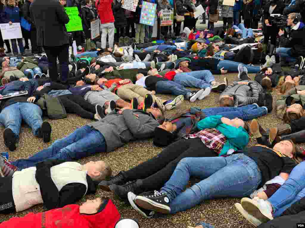 Jóvenes exigen más regulaciones sobre el control de armas tras masacre en escuela secundaria en Florida.