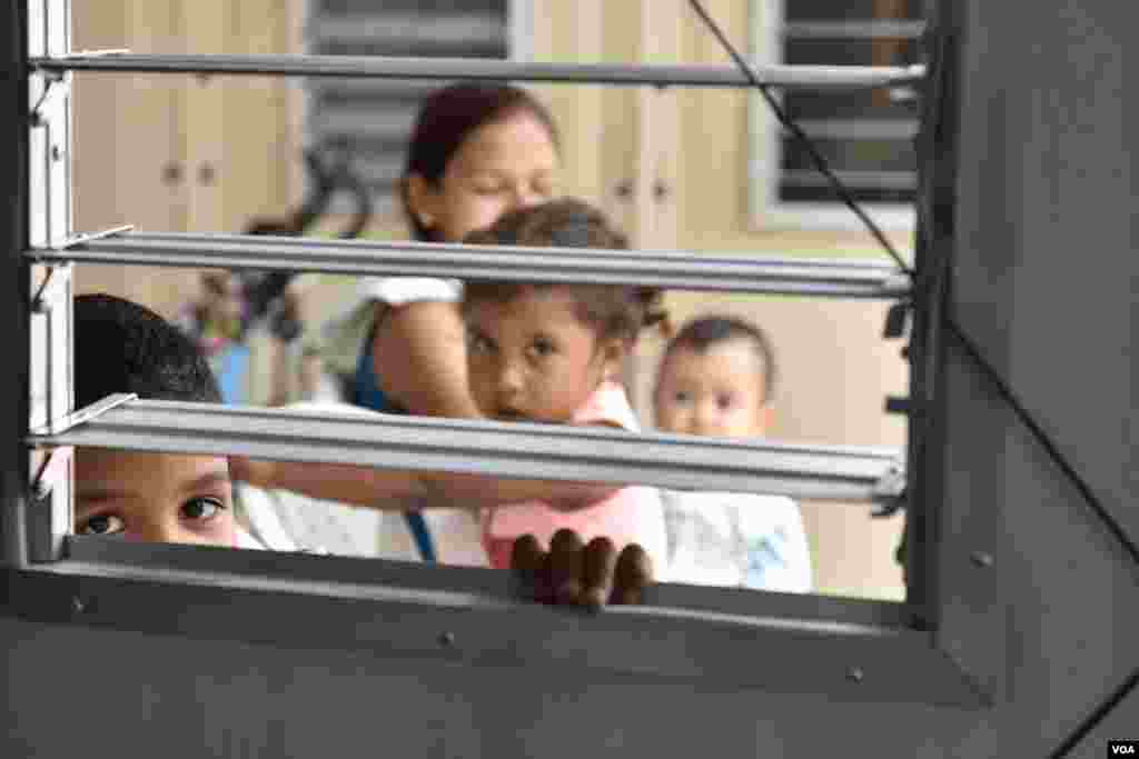 Some of the patients waiting to be seen at the Las Margaritas health center. (Photo: Diego Huertas / VOA Spanish)