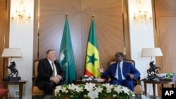 마이크 폼페오 미 국무장관(왼쪽)이 마키 살 세네갈 대통령과 16일 세네갈의 수도 다카르에서 만나 북한 문제 등을 논의했다.