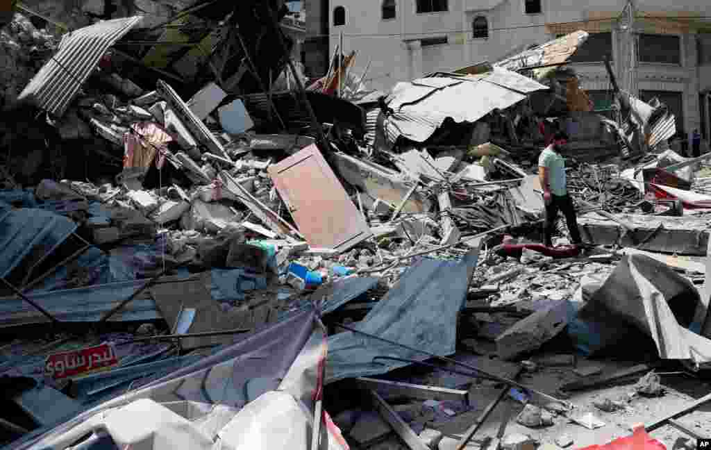 یک ساختمان خراب شده بعد از حمله ارتش اسرائیل در شهر غزه