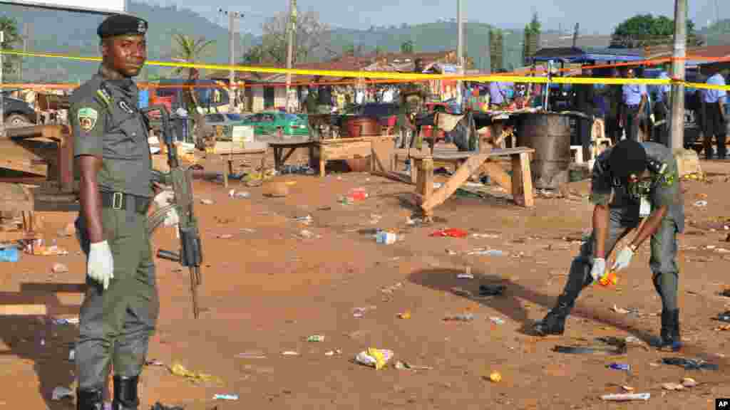 ‘Yan sanda na tattara tarkace a wajenda bom ya tashi, a garin Nyanya dake Abuja.