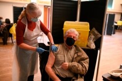 Doctor Susan Fairhead adminsters an injection of Pfizer/BioNTech Covid-19 vaccine at a vaccination centre set up at Thornton Little Theatre managed by Wyre Council in Thornton-Cleveleys, northwest England, on January 29, 2021 as Britain's…