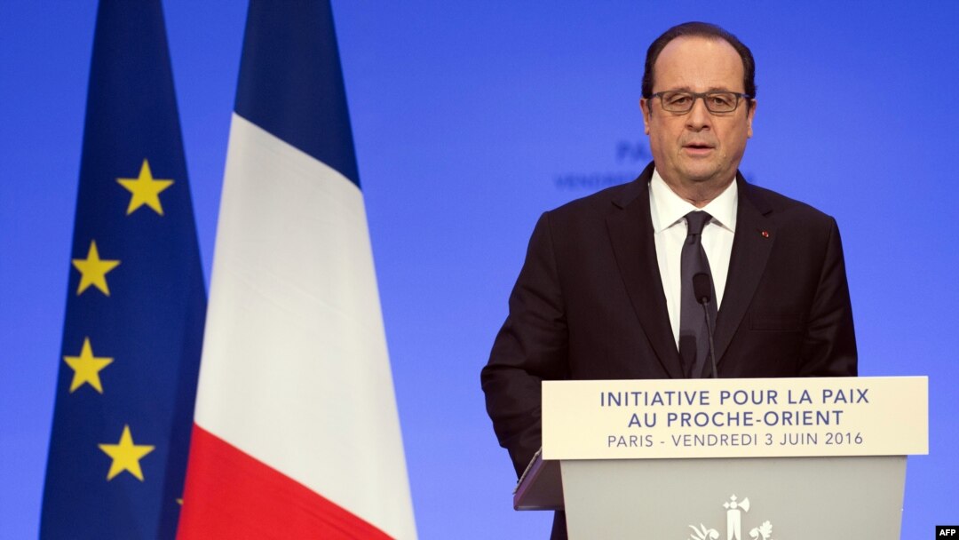 Presiden Perancis Francois Hollande mendesak Israel dan Palestina untuk membuat "pilihan berani" untuk perdamaian saat membuka KTT konflik tersebut di Paris, Juni 2016. (AFP/Saul Loeb)