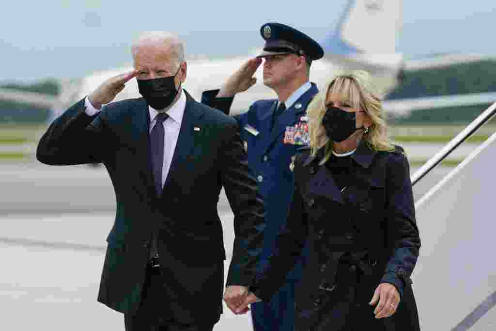 Rais Joe Biden atoa heshima pamoja na mkewe Jill Biden walipowasili uwanja wa jeshi la Anga mjini Dover, Delaware, kupokea miili ya wanajeshi 13 walouliwa Kabul Afghanistan. Sunday, Aug. 29, 2021. (AP Photo/Manuel Balce Ceneta)