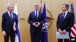 Sekretaris Jenderal NATO Jens Stoltenberg (tengah), berbicara setelah Menlu Finlandia Pekka Haavisto (kiri) menyerahkan dokumen aksesi Finlandia ke dalam NATO kepada Menlu AS Antony Blinken selama pertemuan para Menlu NATO di markas besar NATO di Brussel, Selasa, 4 April 2023. 