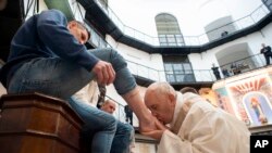 Paus Fransiskus membasuh kaki narapidana selama kunjungannya ke Lembaga Pemasyarakatan Regina Coeli di Roma, Kamis 29 Maret 2018 (foto: Vatican Media via AP)