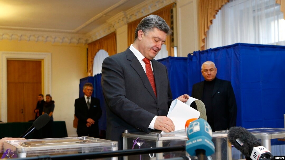 Presiden Ukraina Petro Poroshenko memberikan suaranya dalam pemilu parlemen di sebuah TPS di Kyiv (26/10). (Reuters/Shamil Zhumatov)