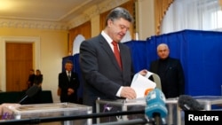 Ukraine's President Petro Poroshenko casts his ballot during parliamentary elections at a polling station in Kyiv, Oct. 26, 2014.