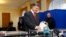 Петр Порошенко на избирательном участке в
Киеве