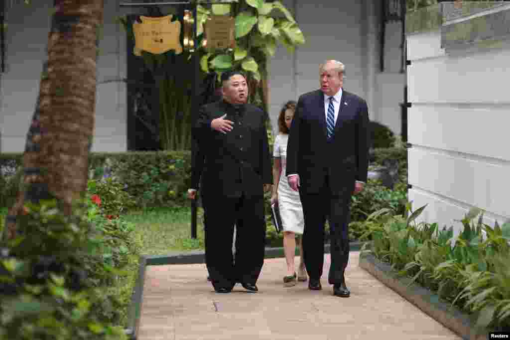 美國總統特朗普和北韓領導人金正恩結束一對一會談後，在會場外散步。