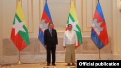 ကမ္ဘောဒီးယားဝန်ကြီးချုပ် ဟွန်ဆန်နဲ့ ဗိုလ်ချုပ်မှူးကြီးမင်းအောင်လှိုင်တို့ နေပြည်တော် သံတမန်ခန်းမမှာ တွေ့ဆုံကြစဉ်။ (ဇန်နဝါရီ ၇၊ ၂၀၂၂/ ဓာတ်ပုံ စစ်ကောင်စီပြန်ကြားရေးအဖွဲ့)