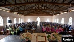 Les fidèles assistent au culte dominical à l'église protestante de la ville de Lubero, dans le nord du Congo, le 29 juillet 2012. REUTERS / Alissa Everett