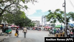 Bancas numa rua de Maputo, 14 janeiro 2025