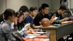 Para mahasiswa menghadiri orientasi mahasiswa baru di Universitas Texas, di Dallas, di Richardson, Texas, 22 Agustus 2015.