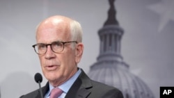 Arhiv - Američki senator Peter Welch govori na konferenciji za novinare u Kongresu. (Foto: AP Photo/Mariam Zuhaib)