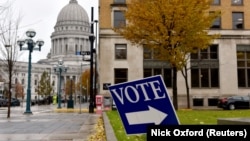 威斯康星州議會大廈外的投票站標誌。