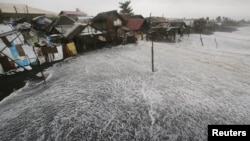 ဖိလစ်ပိုင်နိုင်ငံအရှေ့ပိုင်း Albay ဒေသမှာ တိုင်ဖုန်းမုန်တိုင်း Hagupit ရိုက်ခတ်ခံရတဲ့ ကမ်းရိုးတန်းလူနေအိမ်များ။ (ဒီဇင်ဘာ ၇၊ ၂၀၁၄)