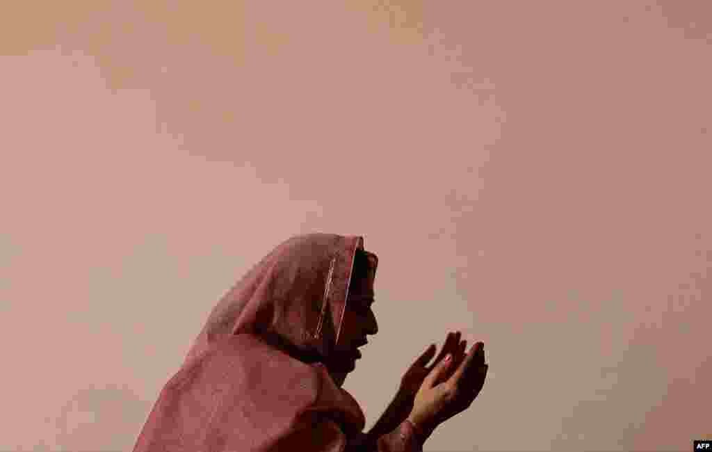 A Pakistani Christian woman prays during a Mass on Good Friday in a church in Islamabad, Pakistan. (AP)