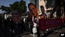 Manifestantes sostienen fotografías que muestran los rostros de rehenes israelíes que se encuentran detenidos en la Franja de Gaza, durante una protesta para exigir su liberación del cautiverio de Hamas, en Tel Aviv, Israel, el 6 de marzo de 2025.