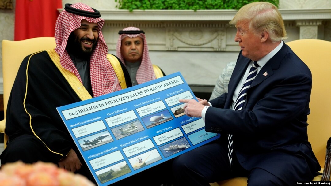Presiden AS Donald Trump memegang informasi perlengkapan militer AS yang dijual kepada Saudi Arabia dalam pertemuan dengan Putra Mahkota Mohammed bin Salman di Gedung Putih, Selasa (20/3). 