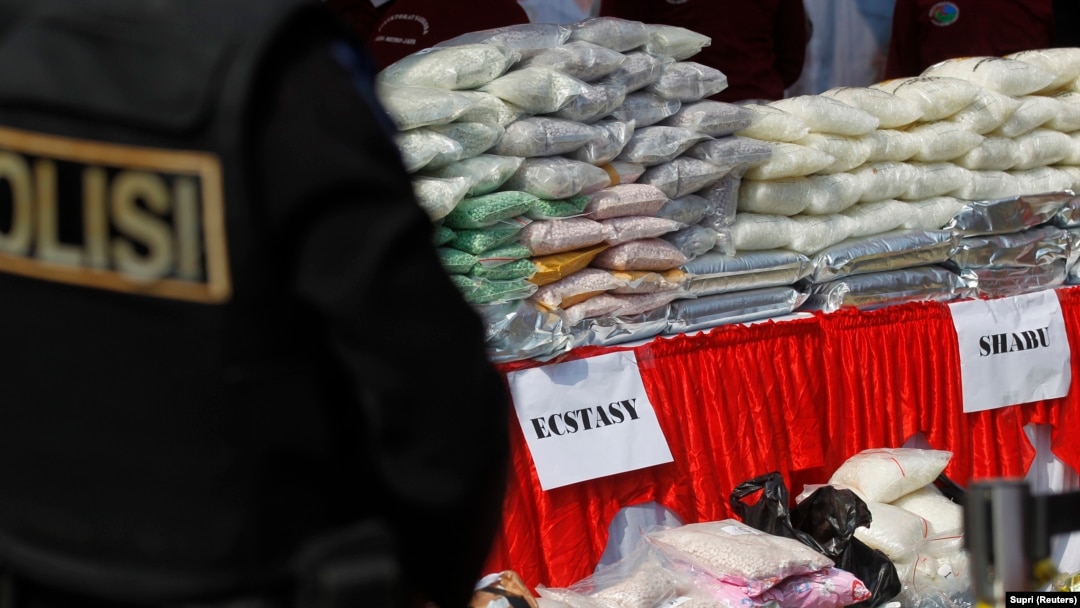 Divisi narkotika Polda Metro Jaya bersiap untuk memusnahkan narkoba yang terdiri dari 362,45 kilogram sabu, 1.052.000 butir ekstasi, dan 118,27 kilogram ganja di Bandara Internasional Soekarno-Hatta, Cengkareng 5 Juli 2012. (Foto: REUTERS/Supri)